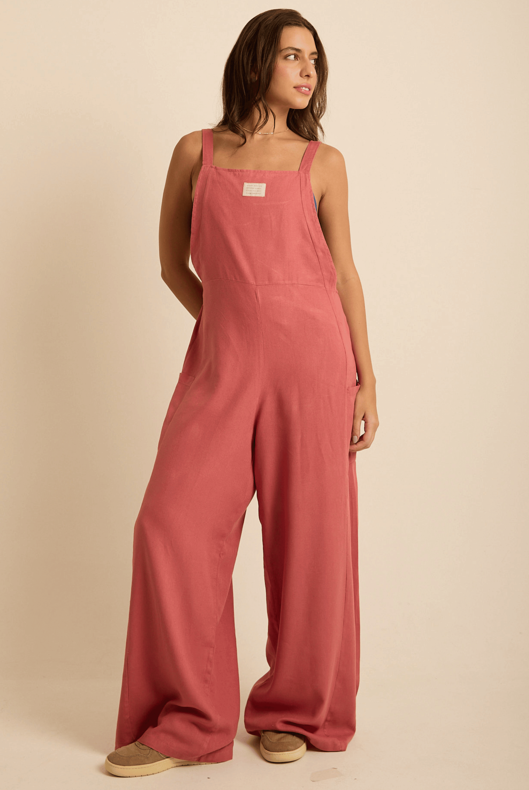 Macacão Luna da Greenish, estilo soltinho e conforto, cor telha. Ideal para o dia a dia com bolsos laterais.