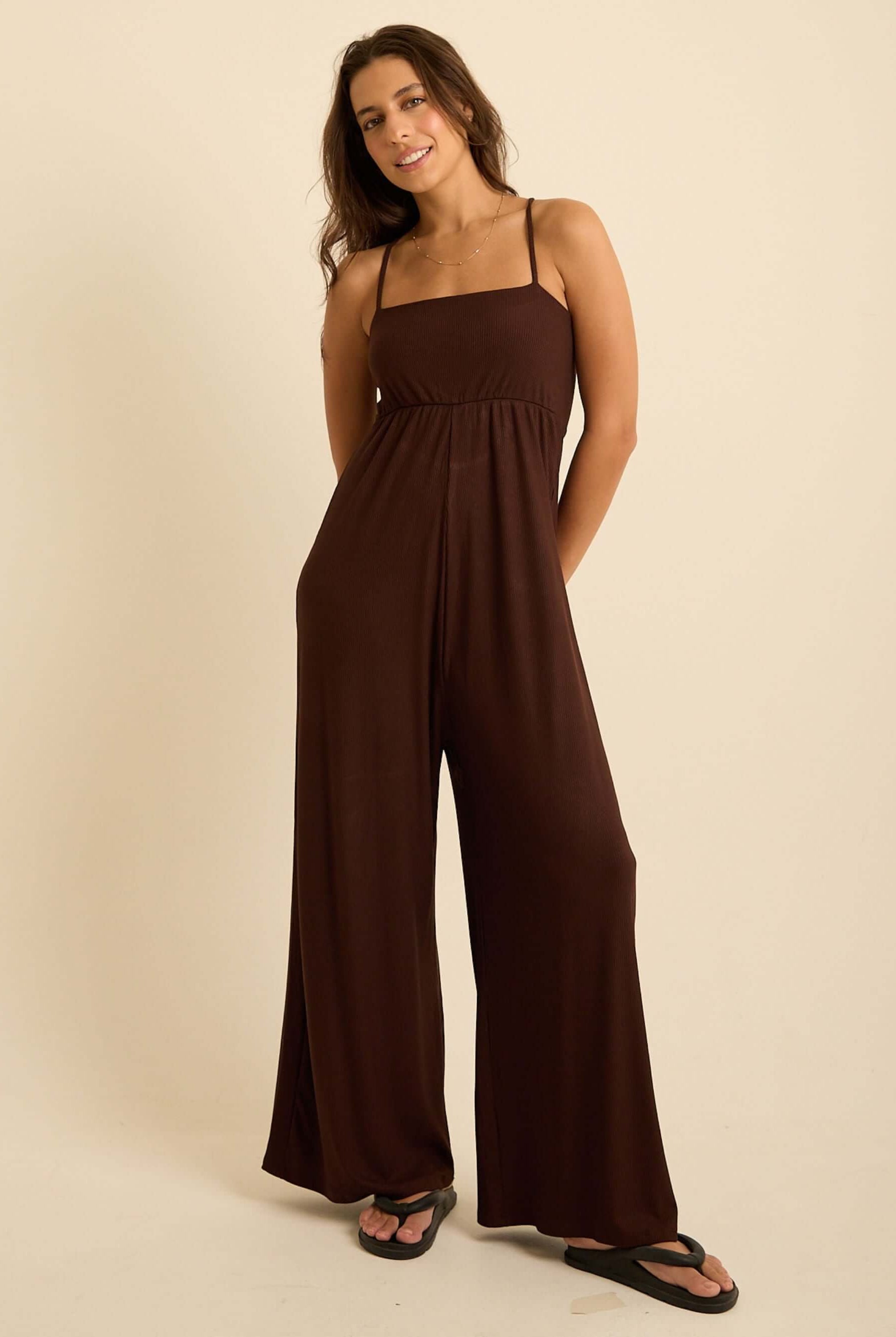 Macacão Mabel da Greenish na cor chocolate, com alças reguláveis e corte confortável, perfeito para todas as ocasiões.