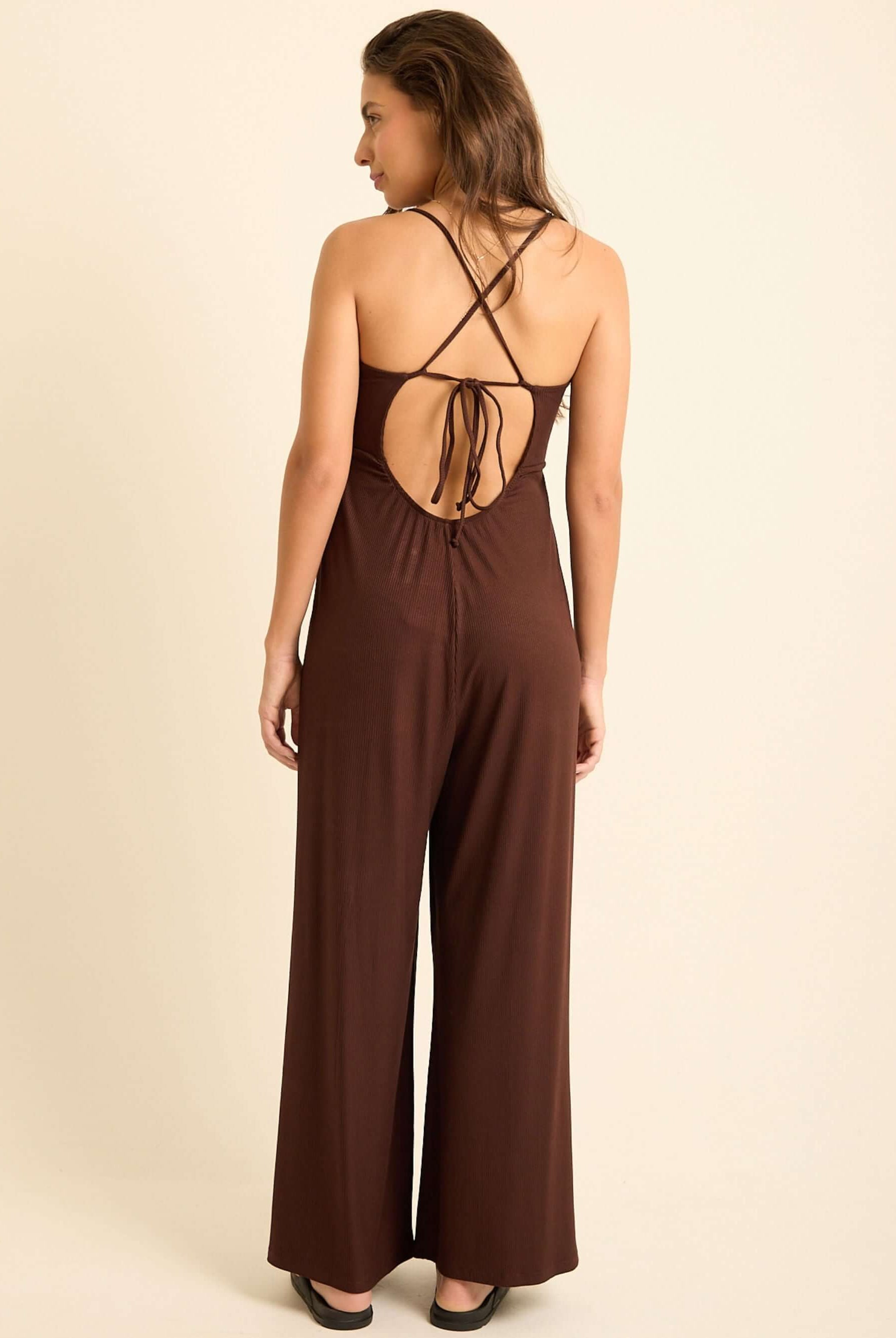 Macacão Mabel da Greenish em chocolate, com alças reguláveis e costa aberta, perfeito para qualquer ocasião.