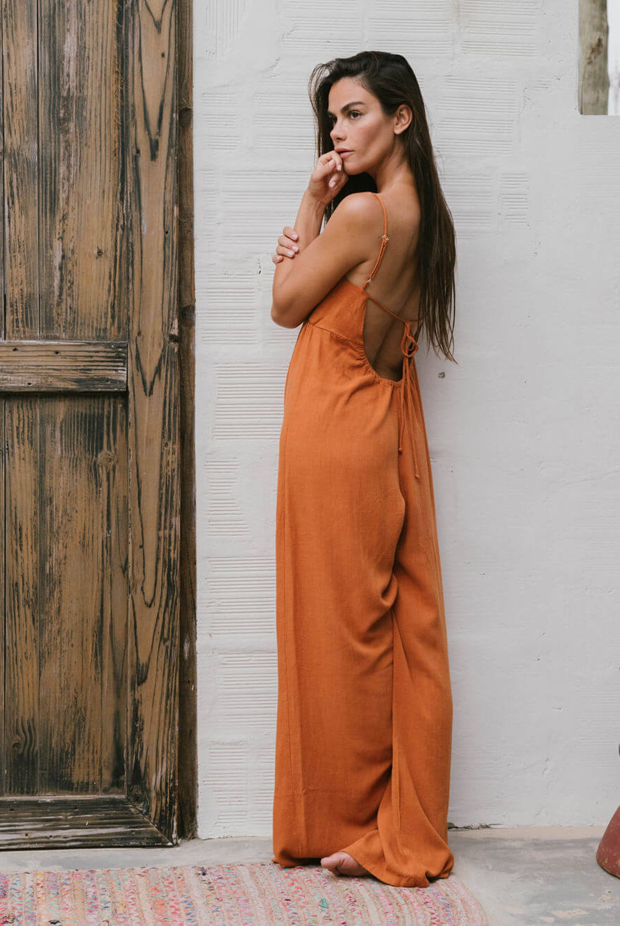 Macacão Mabel laranja da Greenish, com caimento solto e decote quadrado, ideal para o verão.