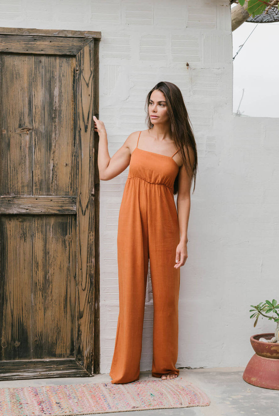 Macacão Mabel laranja da Greenish, leve e confortável, com decote quadrado e alças reguláveis.