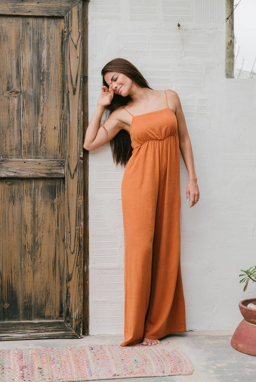 Macacão Mabel da Greenish, laranja, leve e confortável, com decote quadrado e alças reguláveis para o verão.