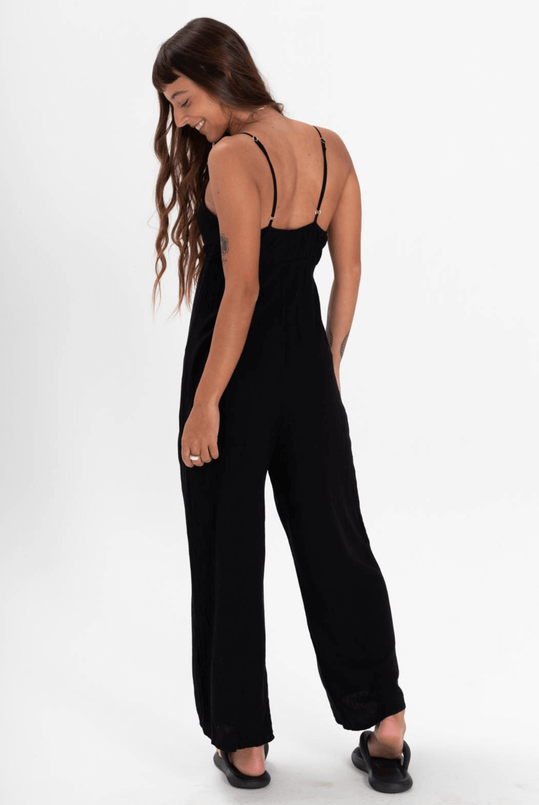 Macacão midi Madison preto da Greenish, modelos versátil e estiloso, com alças finas e corte elegante.