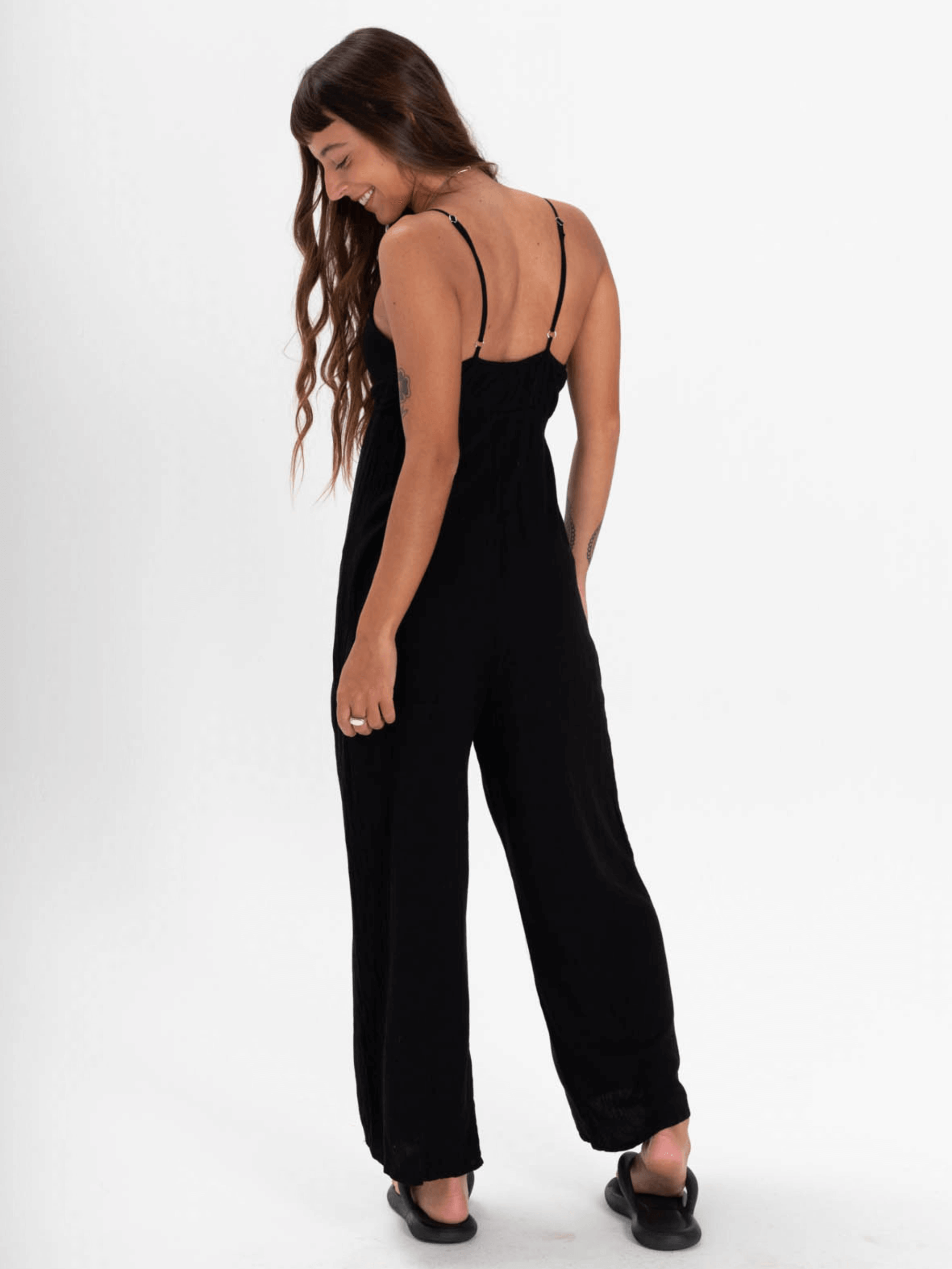 Macacão midi Madison preto da Greenish, modelos versátil e estiloso, com alças finas e corte elegante.