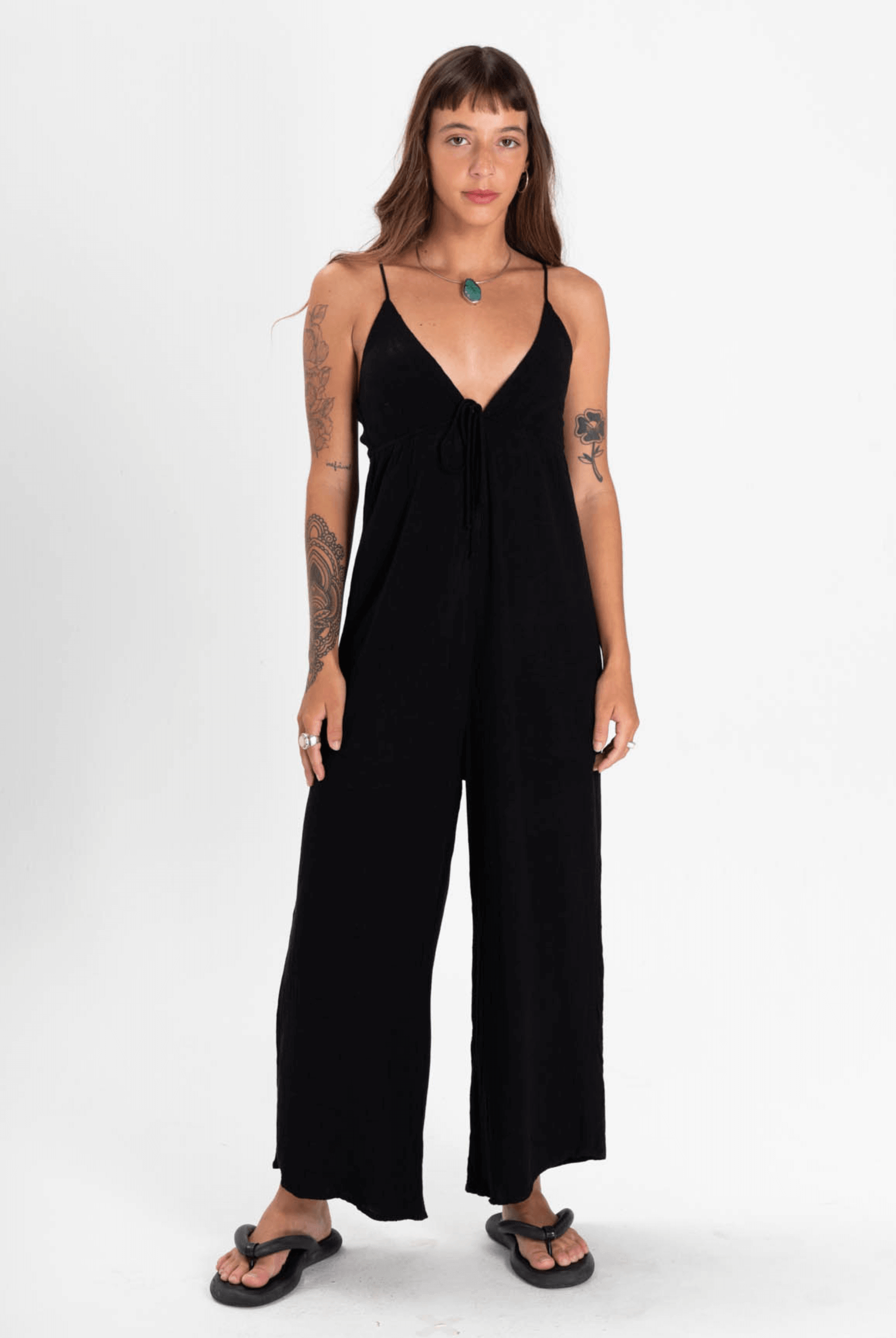 Macacão midi Madison preto da Greenish, modelo feminino com alças, estilo casual e moderno.