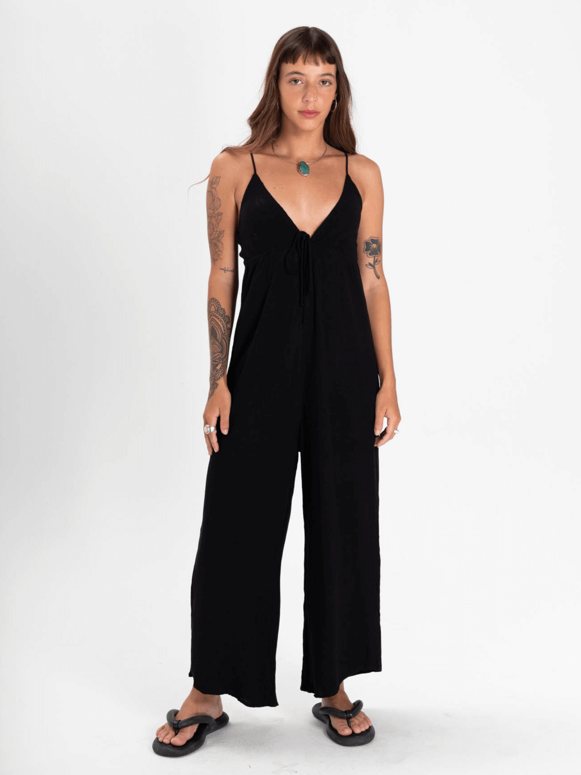 Macacão midi Madison preto da Greenish, modelo feminino com alças, estilo casual e moderno.