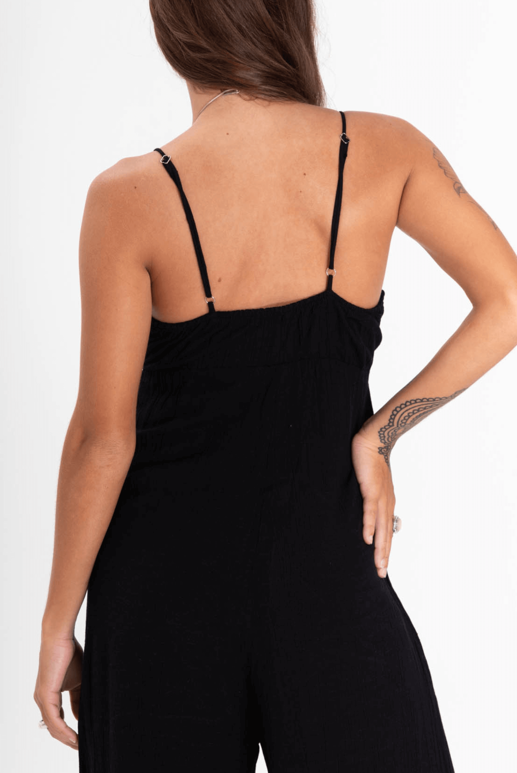 Macacão midi Madison da marca Greenish, cor preta, mostrando detalhe das alças e parte traseira.