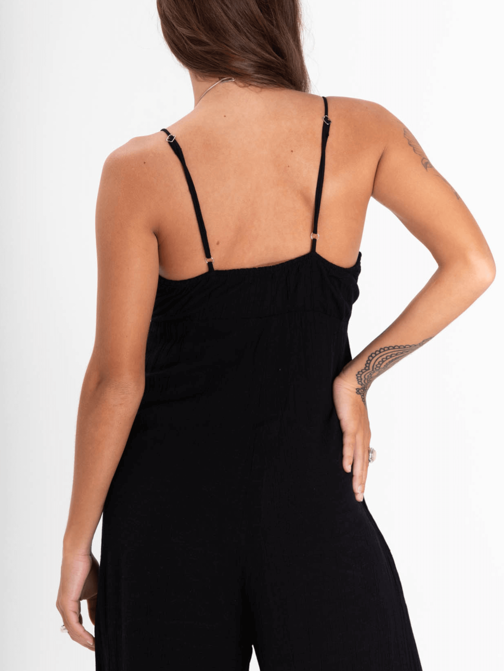 Macacão midi Madison da marca Greenish, cor preta, mostrando detalhe das alças e parte traseira.