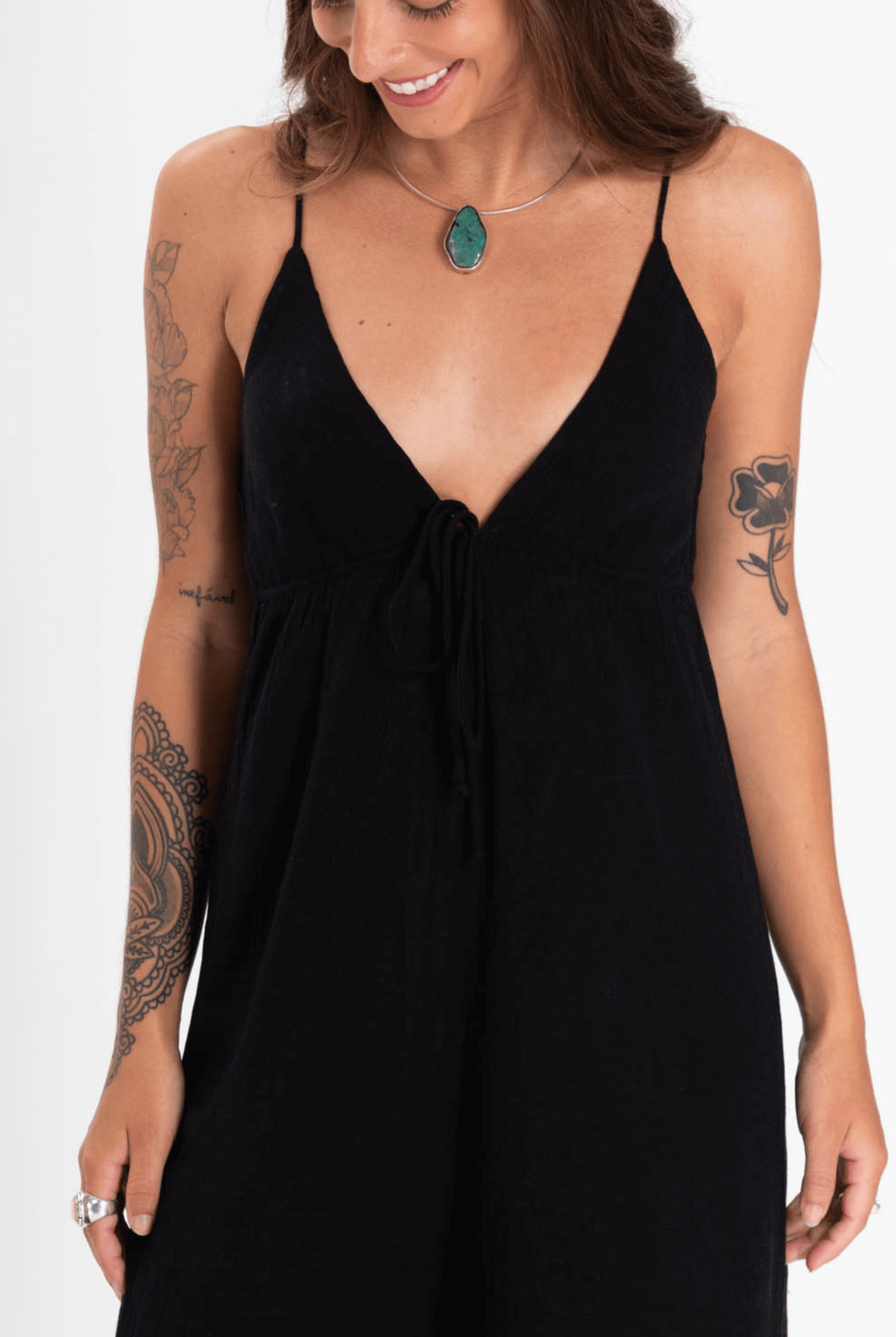 Macacão midi Madison preto da Greenish, destacando o design elegante e moderno, perfeito para qualquer ocasião.