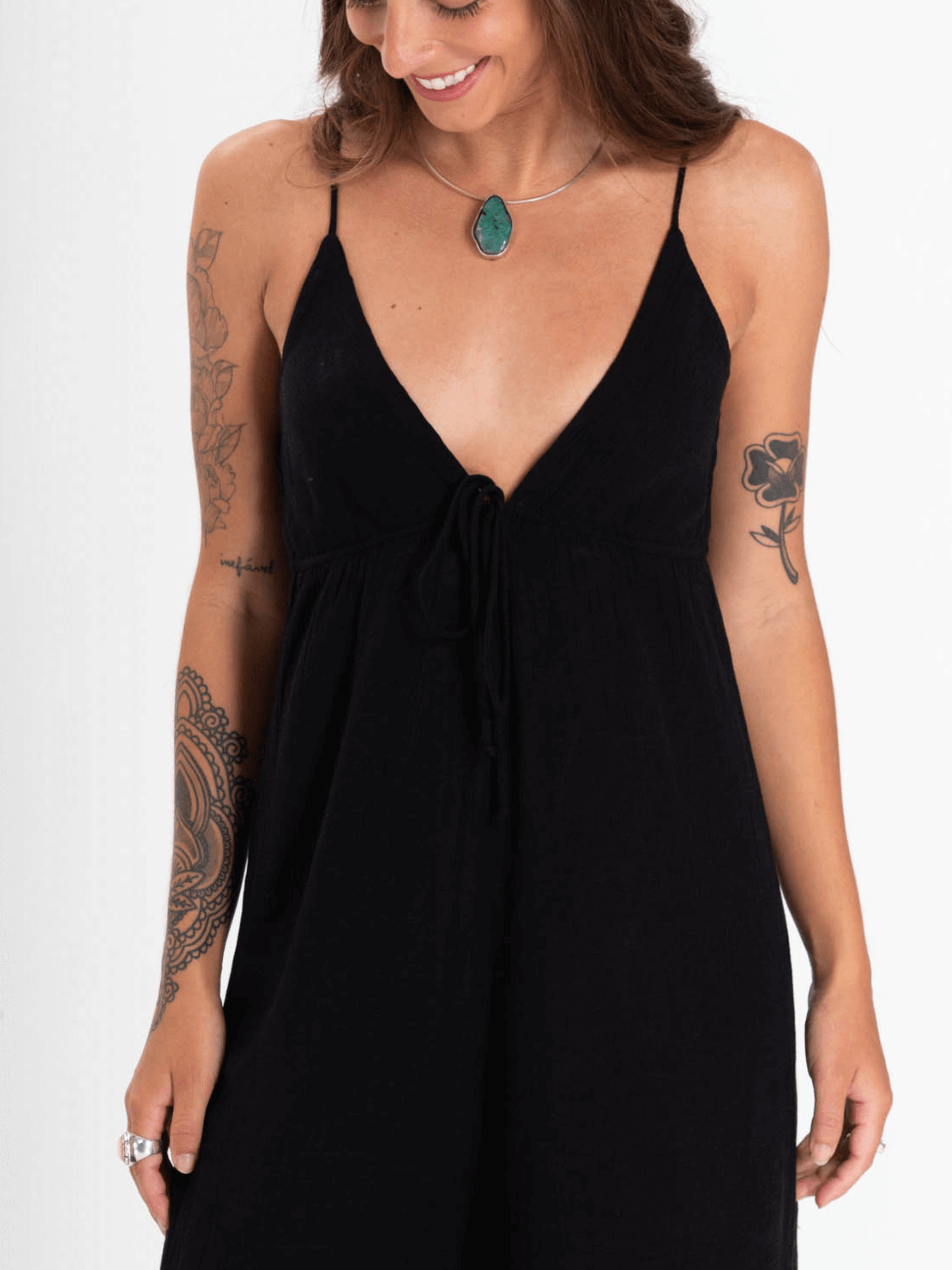 Macacão midi Madison preto da Greenish, destacando o design elegante e moderno, perfeito para qualquer ocasião.