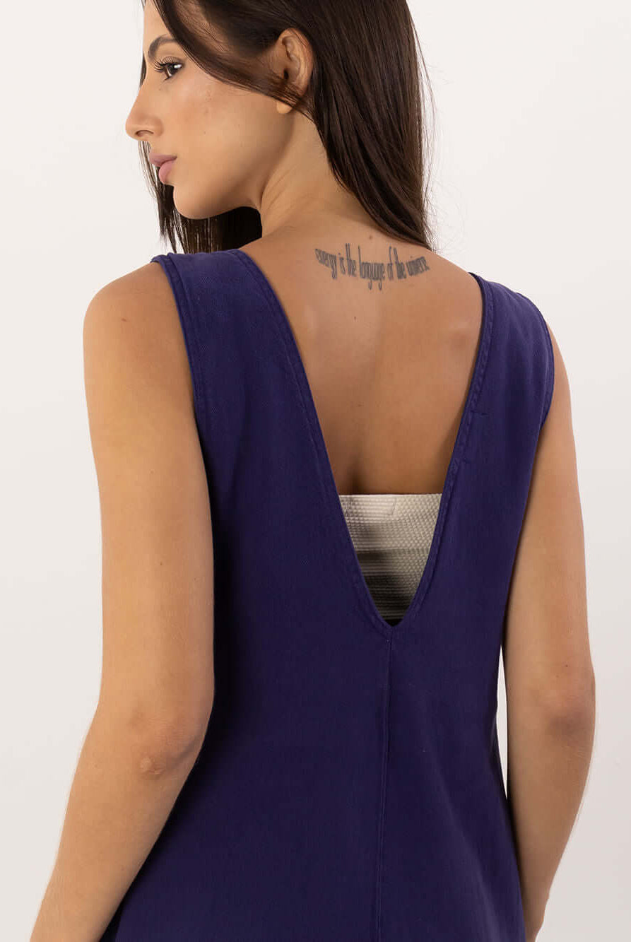 Modelo usando o macacão Nath azul marinho da Greenish, com detalhe nas costas e estilo elegante.