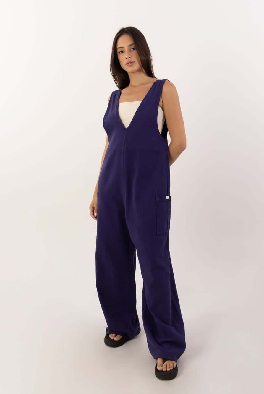 Macacão NATH azul marinho da marca Greenish, com design moderno e confortável, ideal para looks casuais.