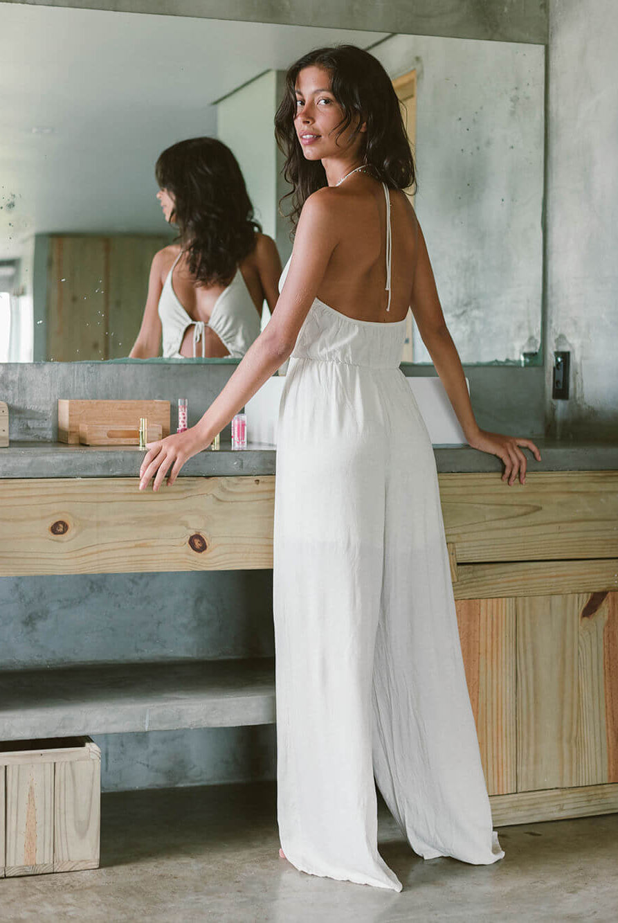 Macacão Seaside Off White da Greenish, modelagem confortável com amarração e decote em V, ideal para looks fluidos.