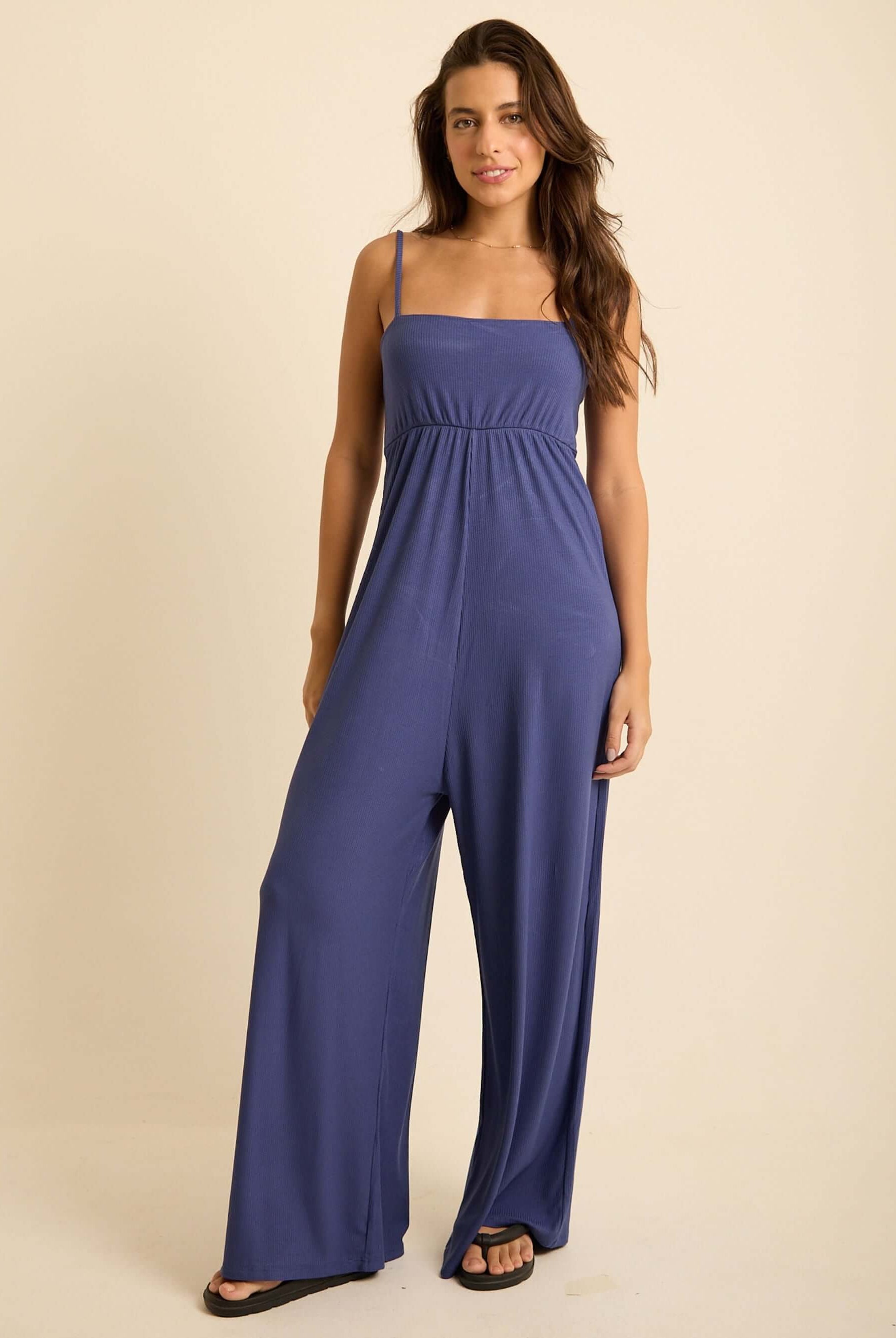 Macacão Mabel Azul da Greenish, com alças reguláveis e caimento soltinho, ideal para todas as ocasiões.