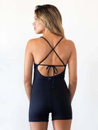 Macaquinho Easy Flow Preto da Greenish, com alças cruzadas e amarração nas costas, destacando conforto e estilo.