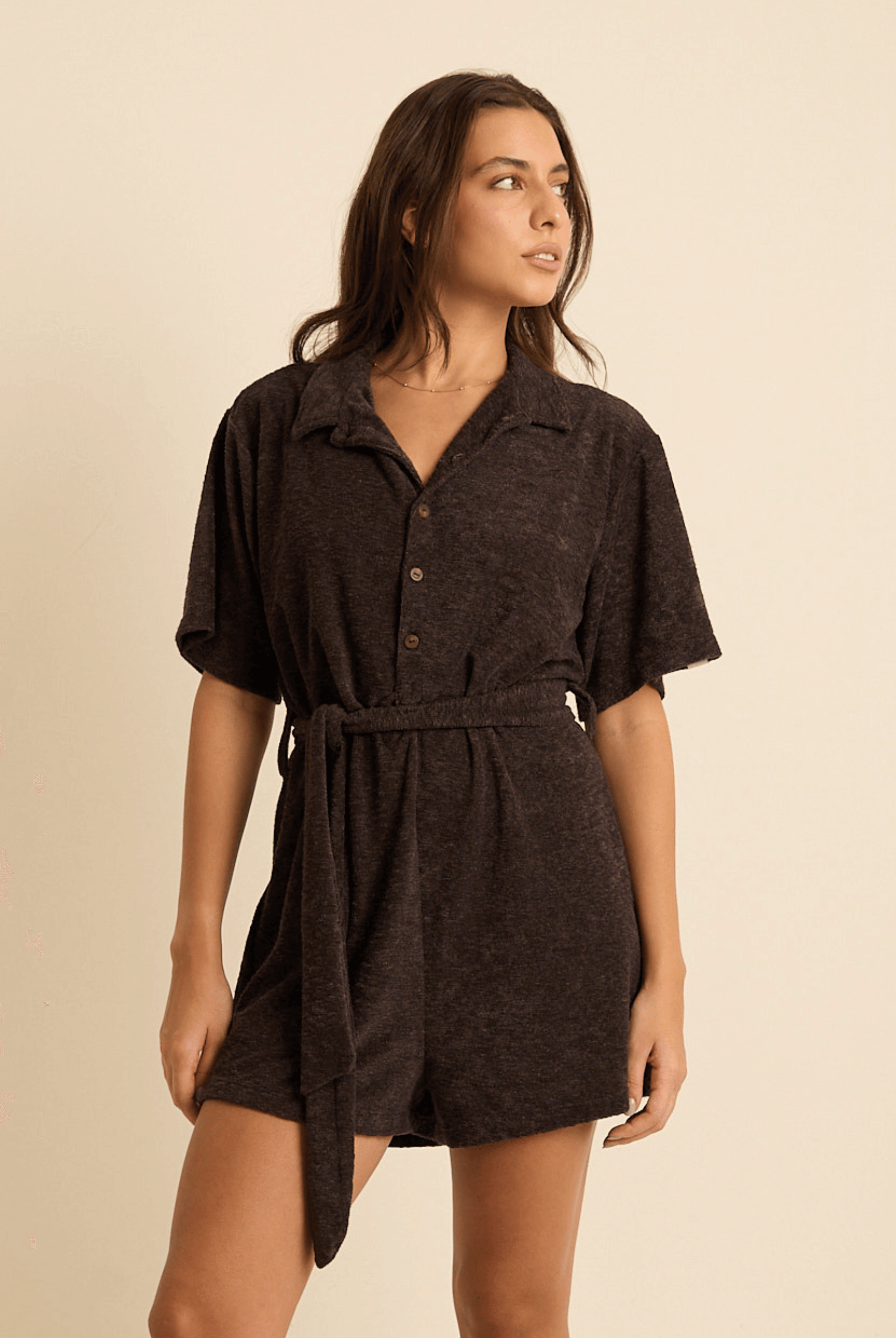 Macaquinho Elvira verde escuro da marca Greenish, feito em tecido UltraSoft, com botões e fita dupla para amarração.