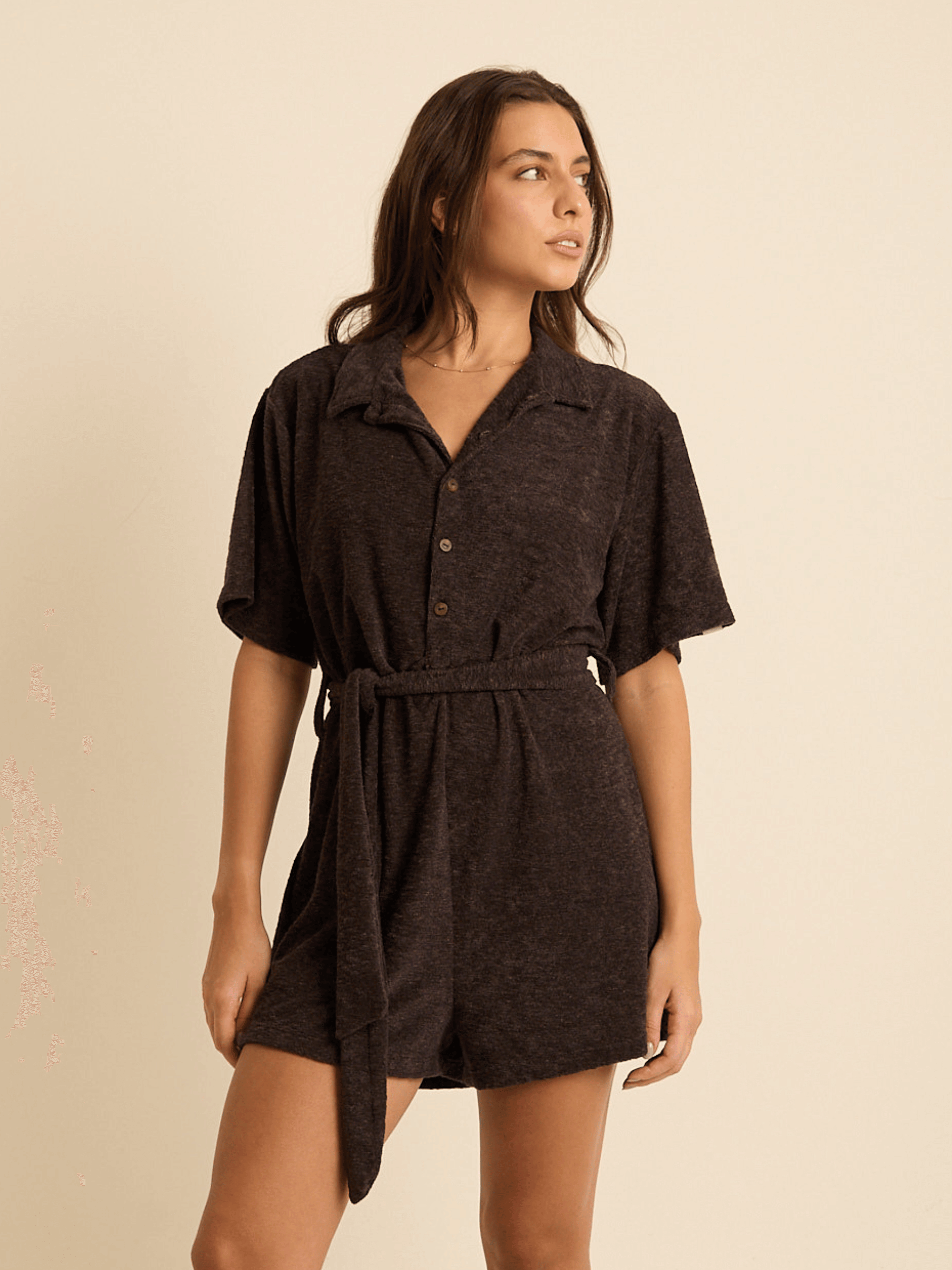 Macaquinho Elvira verde escuro da marca Greenish, feito em tecido UltraSoft, com botões e fita dupla para amarração.