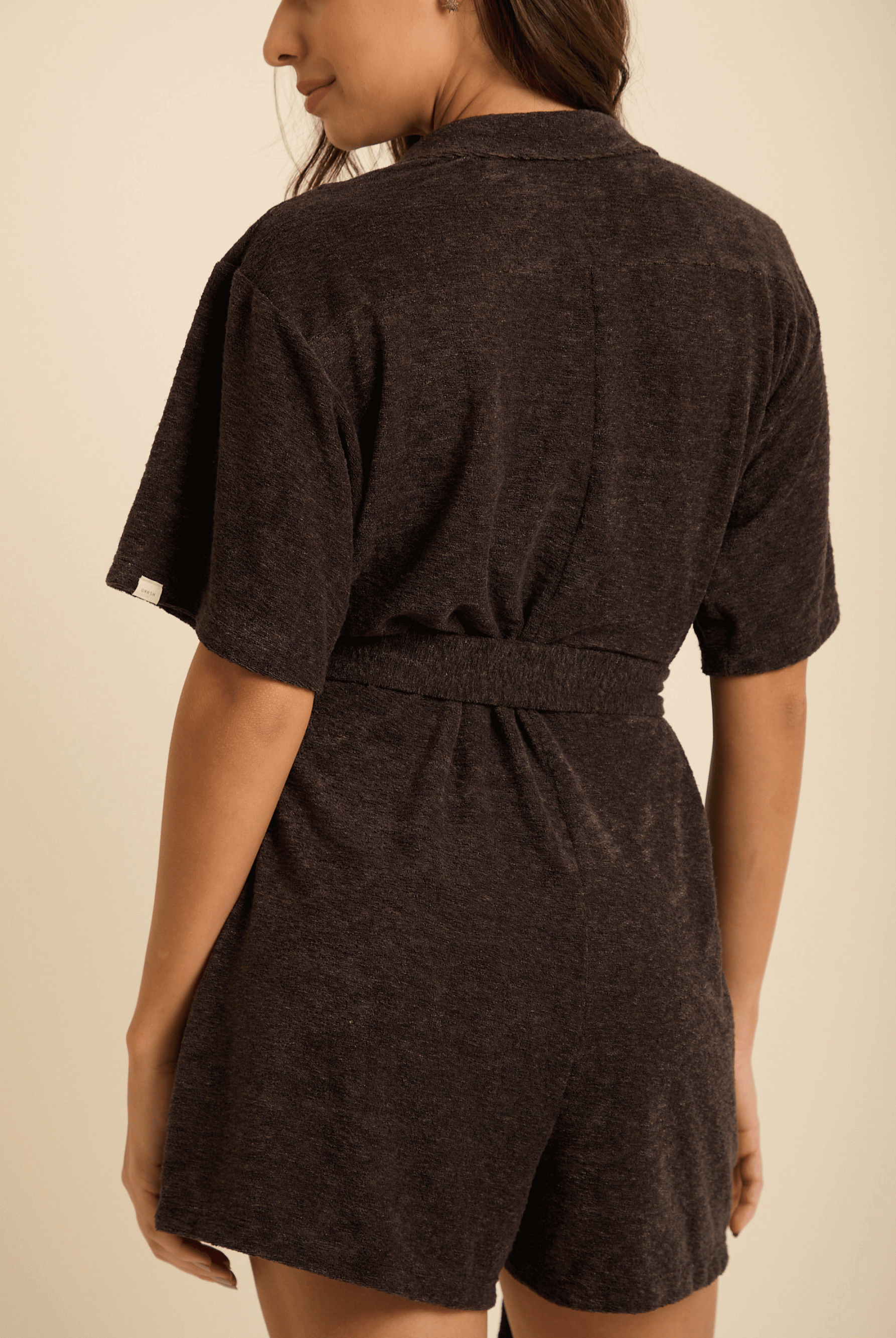 Macaquinho Elvira Verde Escuro da Greenish, com detalhe de fita dupla e acabamento moderno.