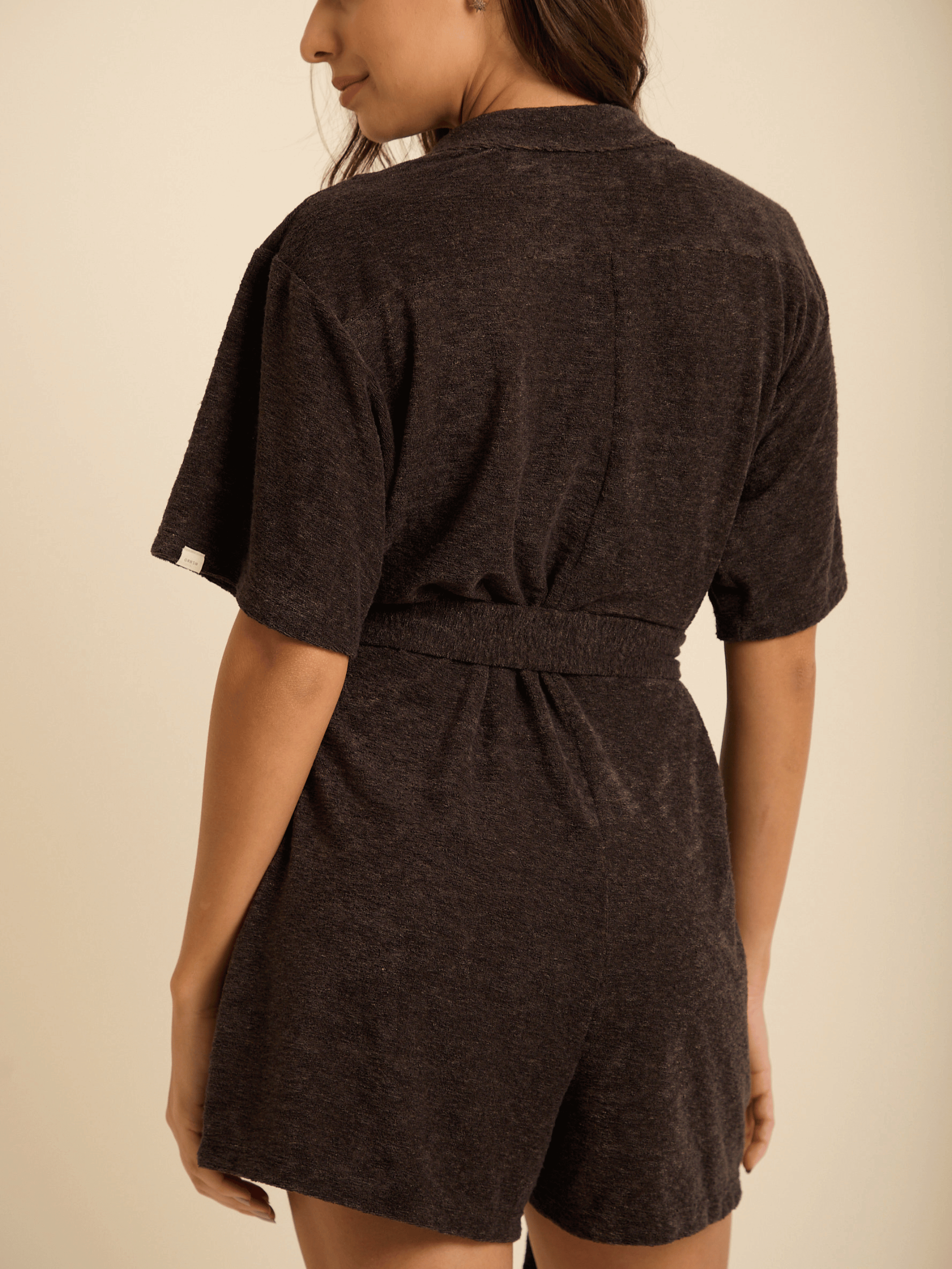 Macaquinho Elvira Verde Escuro da Greenish, com detalhe de fita dupla e acabamento moderno.