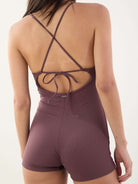 Macaquinho New Easy Flow Chocolate da Greenish, confortável, com alças cruzadas e proteção UV.