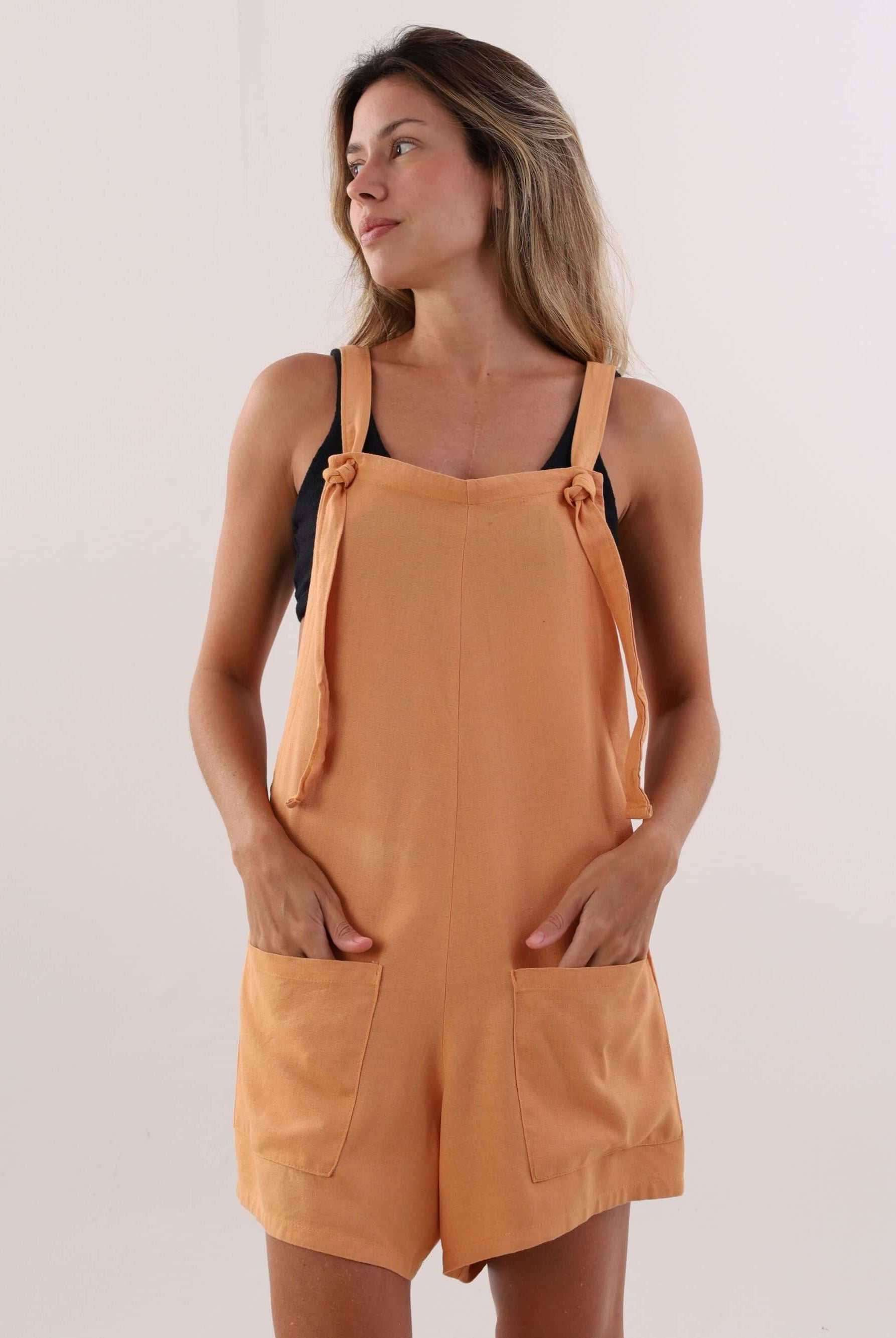 Macaquinho Quinn laranja da marca Greenish, com alças reguláveis e bolsos frontais, ideal para looks casuais.