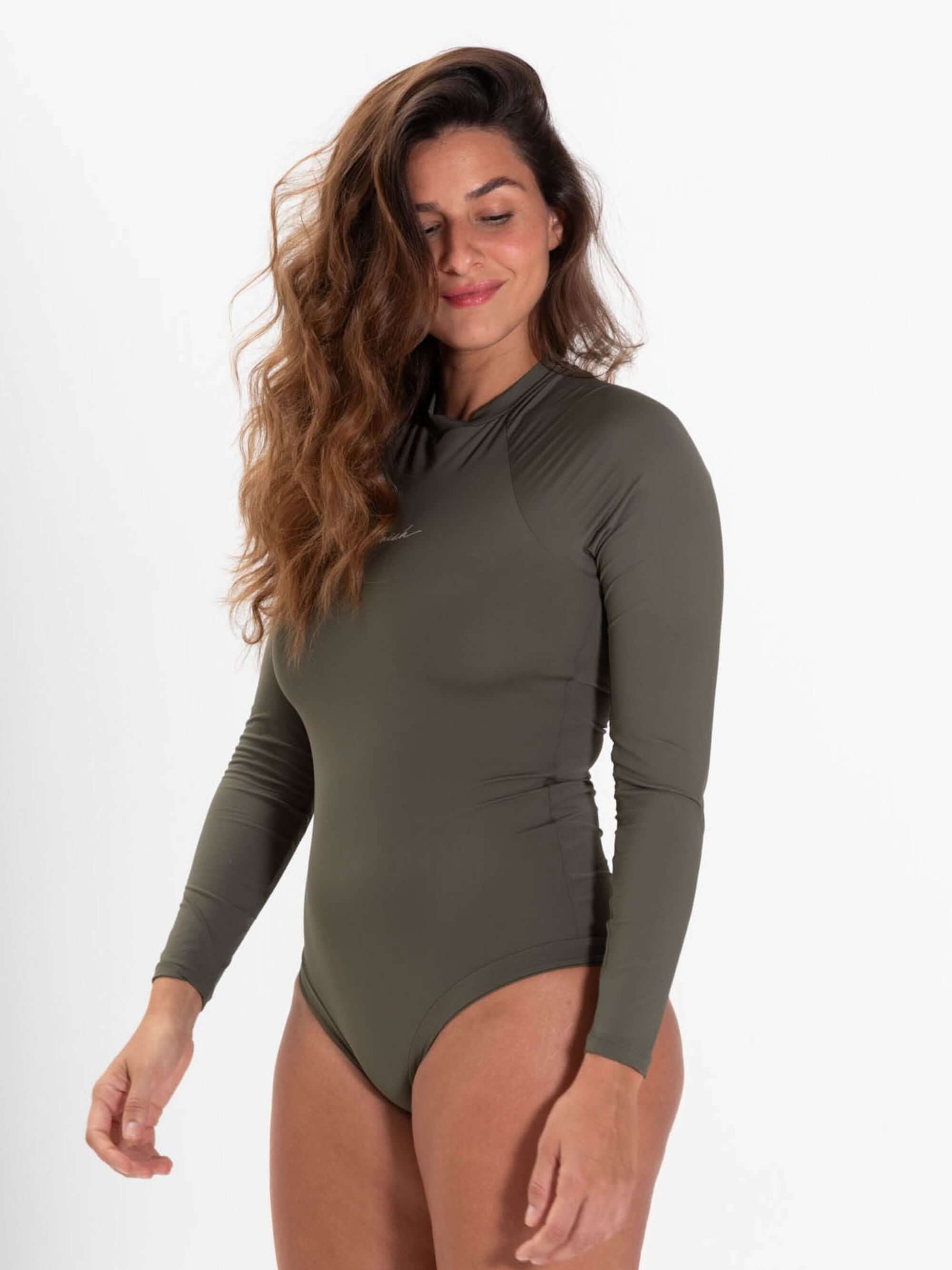 Maiô Greenish Bayshore em verde, com mangas longas, fácil de vestir e anti-queimaduras para conforto e estilo.