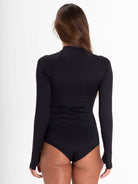 Maiô Manga Longa Ary preto, traseira do maiô com mangas longas, ideal para surf e proteção UV.