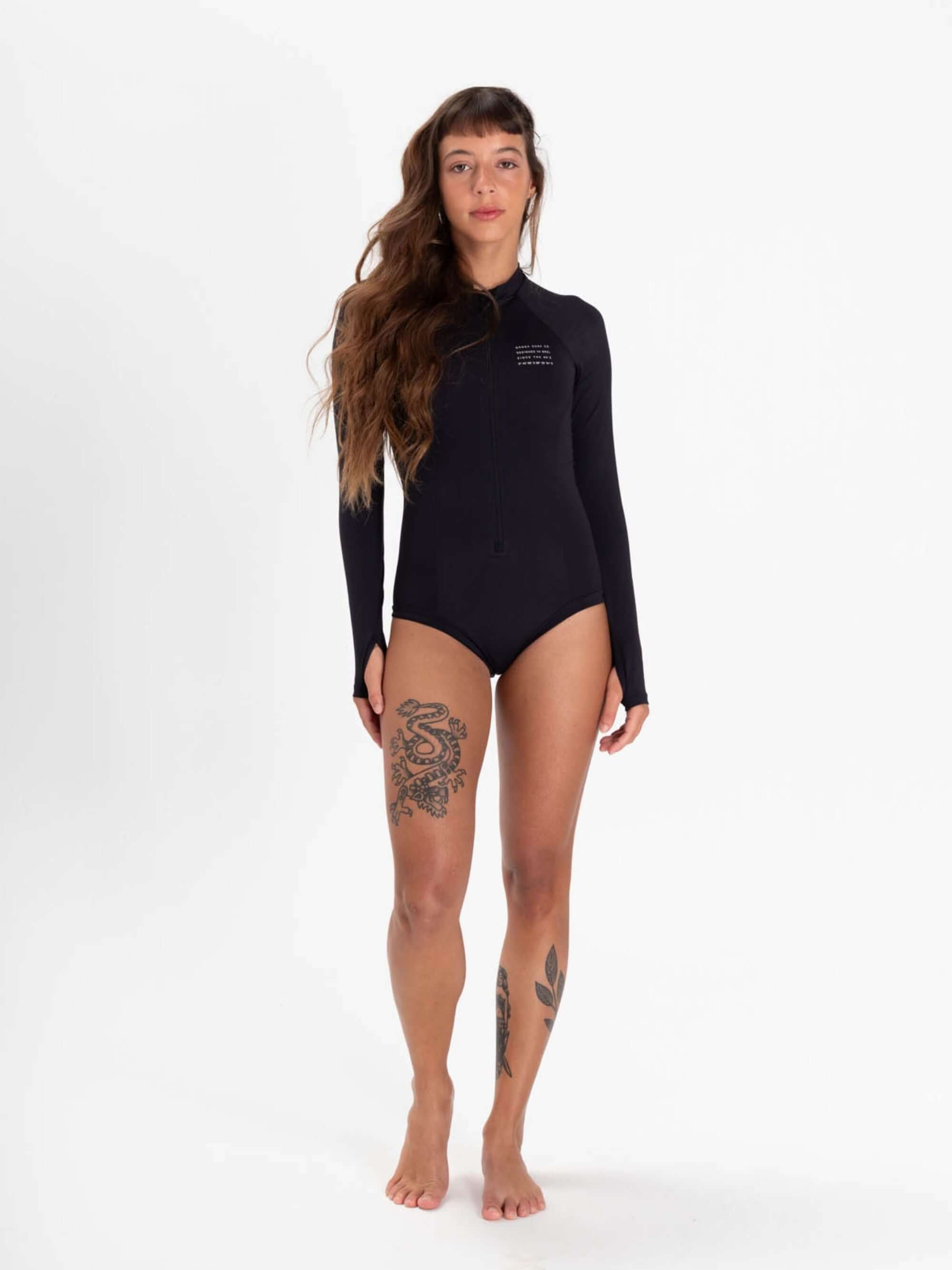 Maiô Manga Longa Ary preto, confortável, com proteção UV e zíper frontal, ideal para surf e kite.