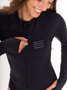 Maiô Manga Longa Ary preto, confortável e prático, ideal para surf e kite com proteção UV.