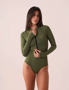 Mulher vestindo MAIÔ MANGA LONGA ARY - VERDE FLORESTA da marca Greenish com proteção UV e zíper, ideal para surf ou kite.