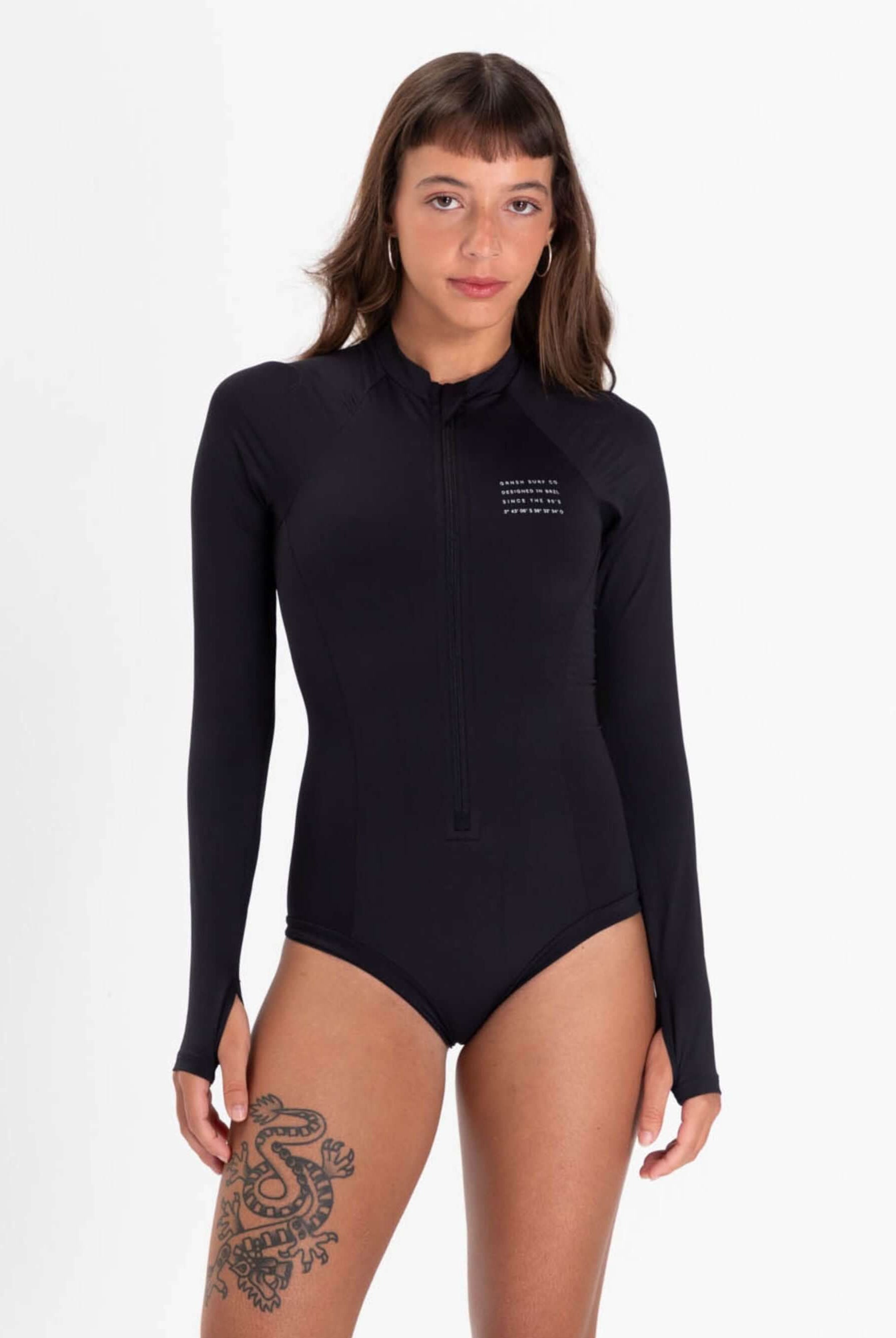 Maiô Manga Longa Ary preto, tecido confortável com proteção UV, zíper frontal e mangas longas, ideal para surf e kite.