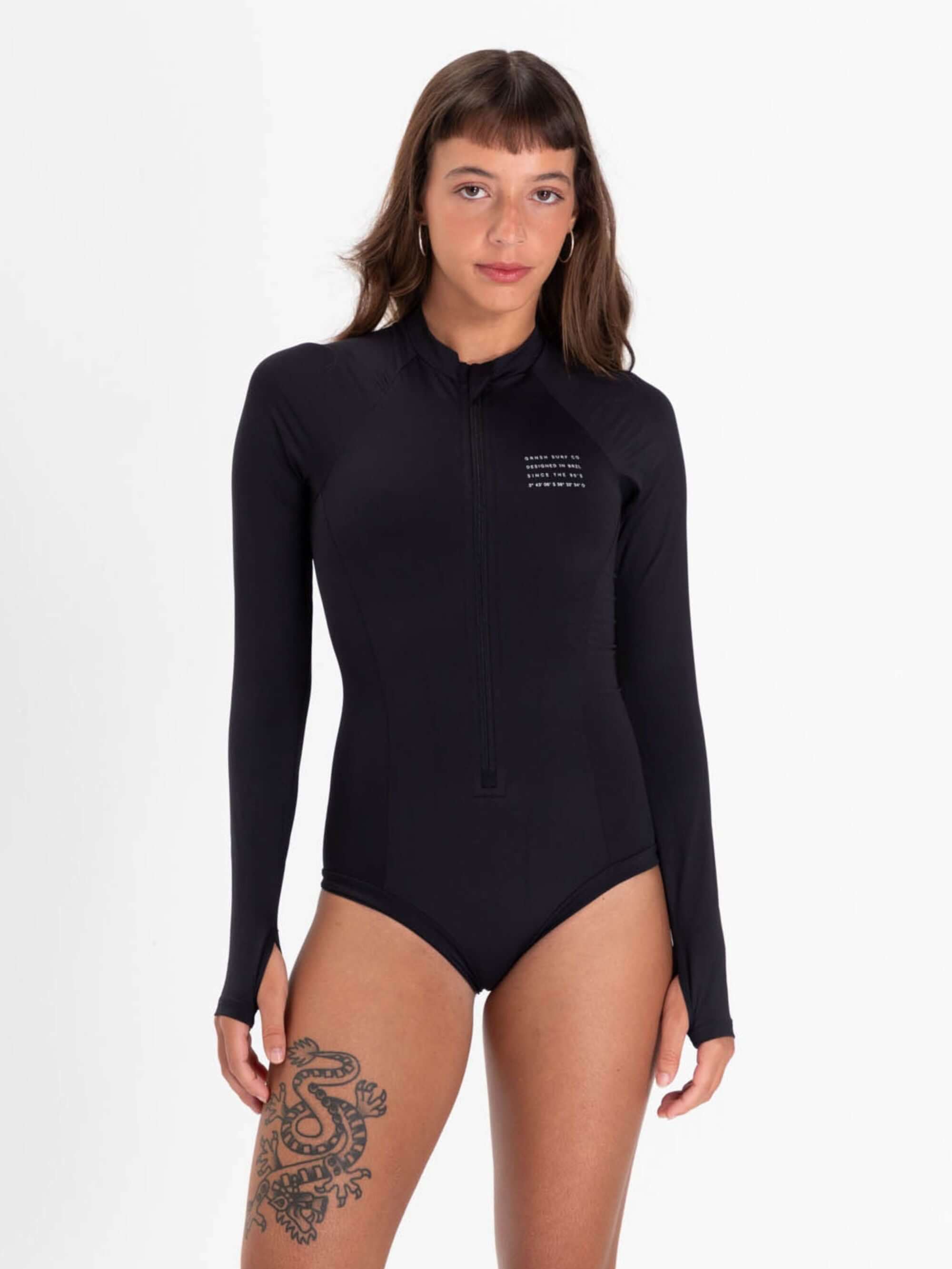 Maiô Manga Longa Ary preto, tecido confortável com proteção UV, zíper frontal e mangas longas, ideal para surf e kite.