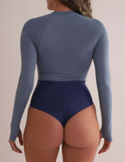 Maiô Manga Longa Joana Duo Color - Azul da Greenish com recortes duo color, ideal para surf e beach tennis, detalhe para polegar.