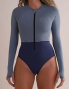 Maiô Manga Longa Joana Duo Color - Azul por Greenish, ideal para surf e beach tennis, estilo e proteção com abertura para polegar.