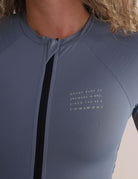 Maiô Manga Longa Joana Duo Color - Azul da Greenish, ideal para surf e beach tennis, com detalhe de abertura para o polegar.