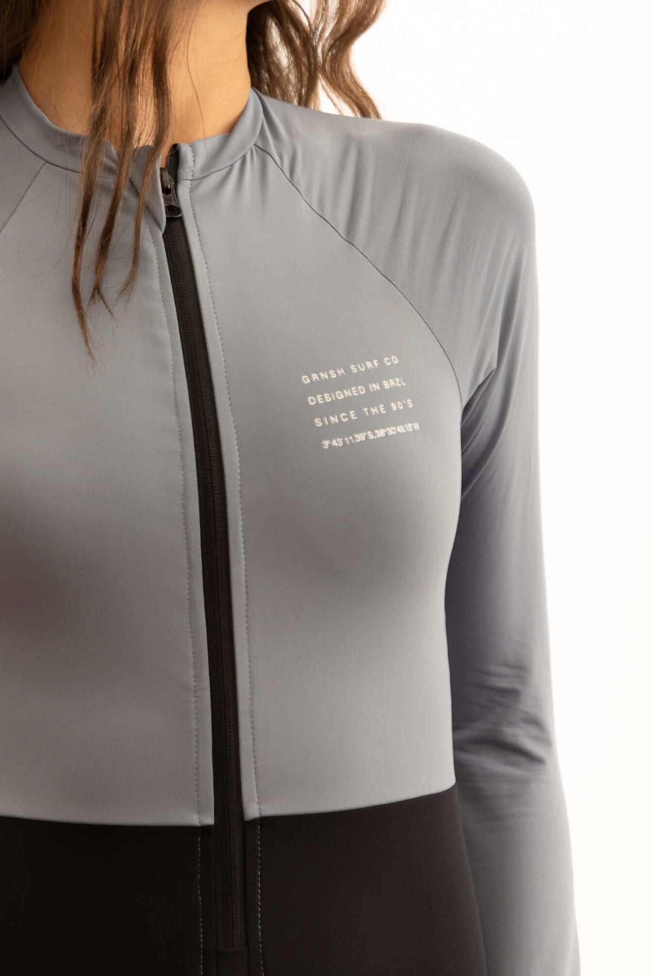 Maiô Manga Longa Joana Duo Color - Cinza da Greenish, com mangas longas, zíper frontal e proteção UV.