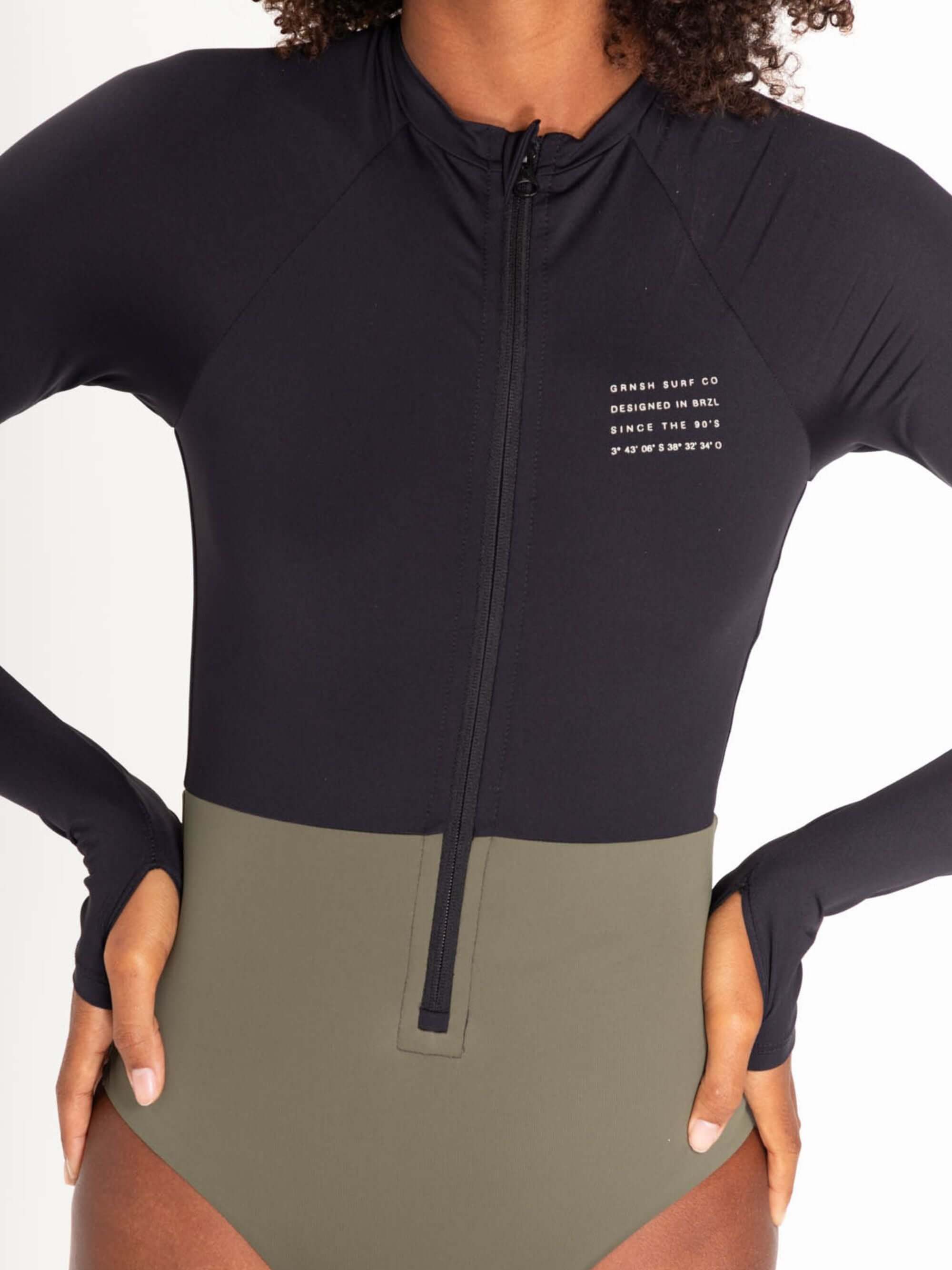 Maiô Manga Longa Joana Duo Color preto da marca Greenish, com fecho em zíper e proteção UV, ideal para atividades aquáticas.