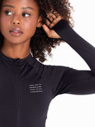 Maiô Manga Longa Joana Duo Color Preto da Greenish, com proteção UV, prático e estiloso para surf e piscina.