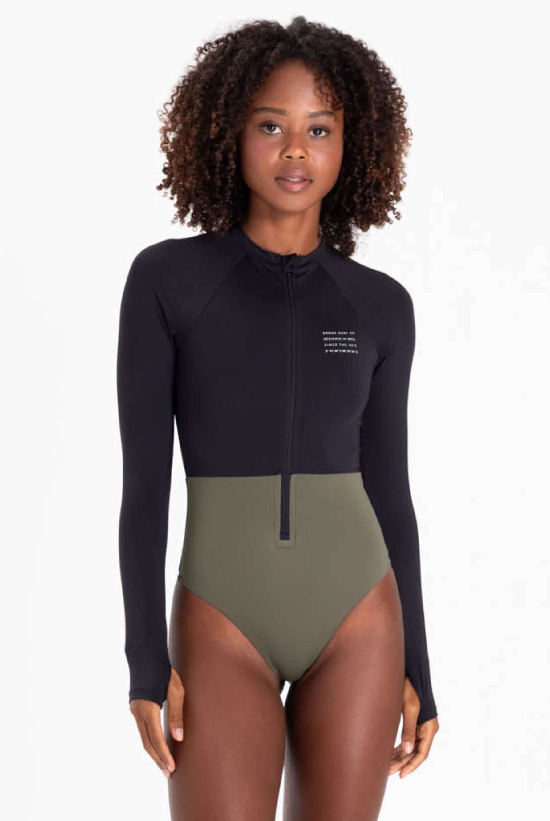 Maiô Manga Longa Joana Duo Color Preto da marca Greenish, ideal para surf e piscina, com proteção UV e zíper frontal.