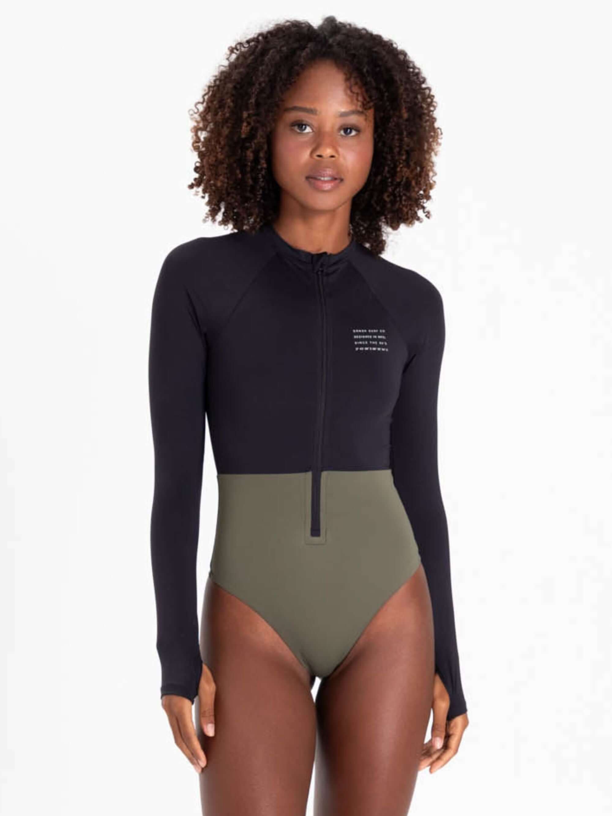 Maiô Manga Longa Joana Duo Color Preto da marca Greenish, ideal para surf e piscina, com proteção UV e zíper frontal.