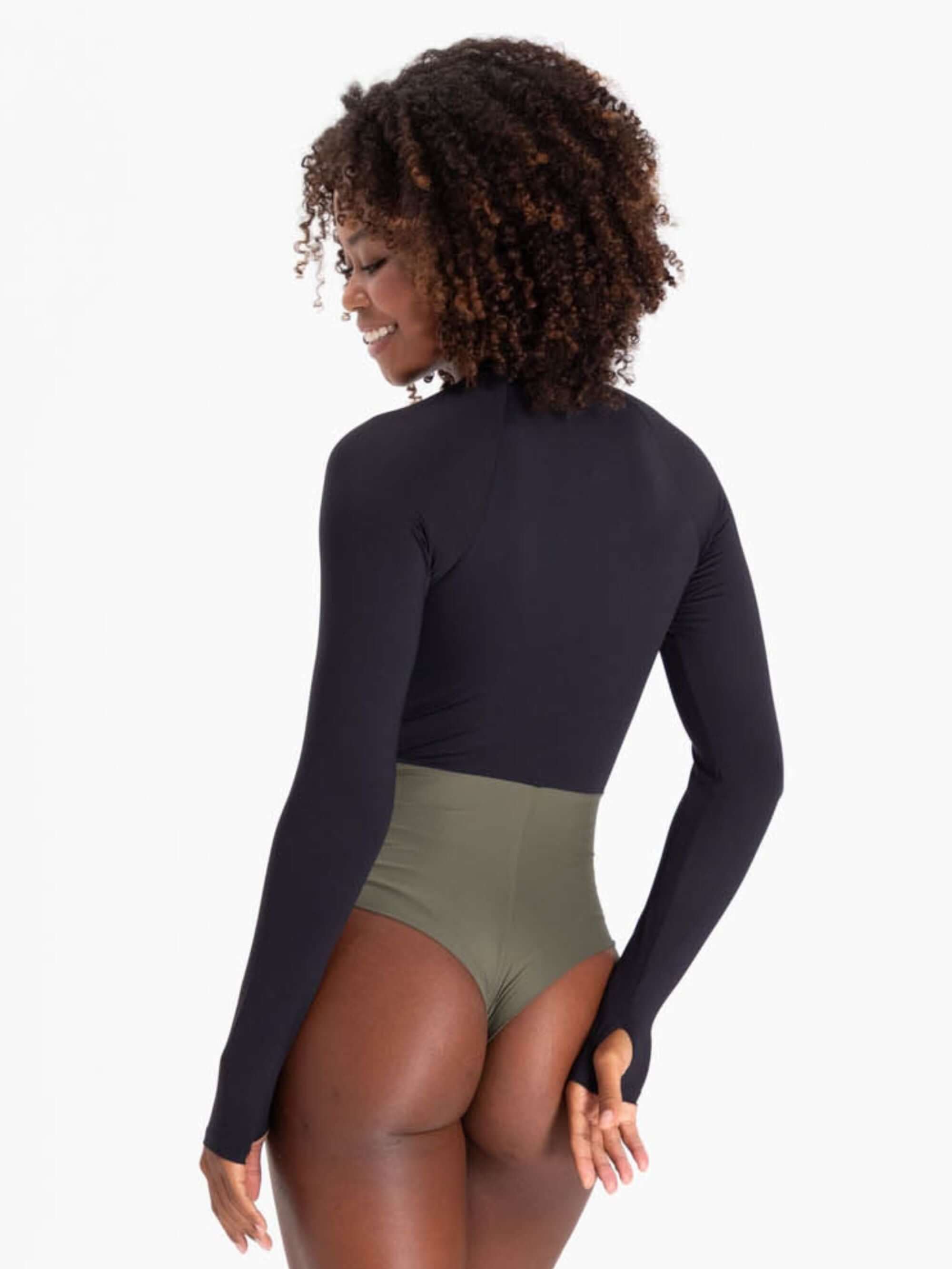 Maiô Manga Longa Joana Duo Color Preto da Greenish, vista traseira com design moderno e proteção UV.