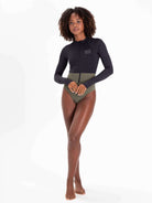 Maiô Manga Longa Joana Duo Color Preto da Greenish. Estilo e conforto para surf e piscina, proteção UV.