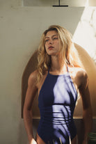 Maiô Seaplace - Azul da Greenish com conforto e ajuste perfeito, destacando cortes laterais e tiras cruzadas, vestido por modelo em fundo neutro.