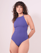 Modelo vestindo Maiô Seaplace - Azul da marca Greenish, com design exclusivo e textura de Lycra Crunch, destacando recortes laterais.