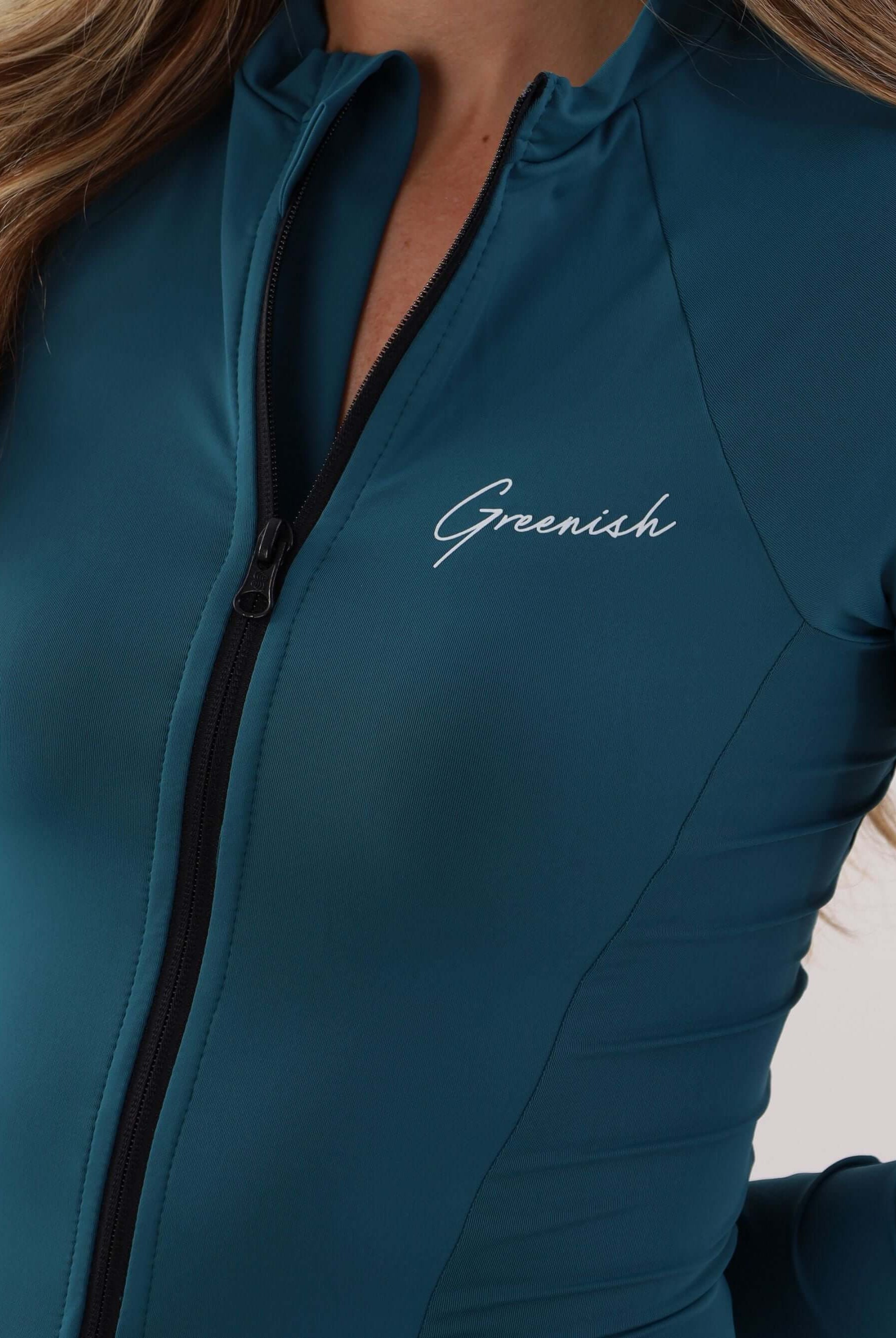 Maiô azul escuro da Greenish com fechamento em zíper e logo evidente, ideal para esportes aquáticos e proteção UV.