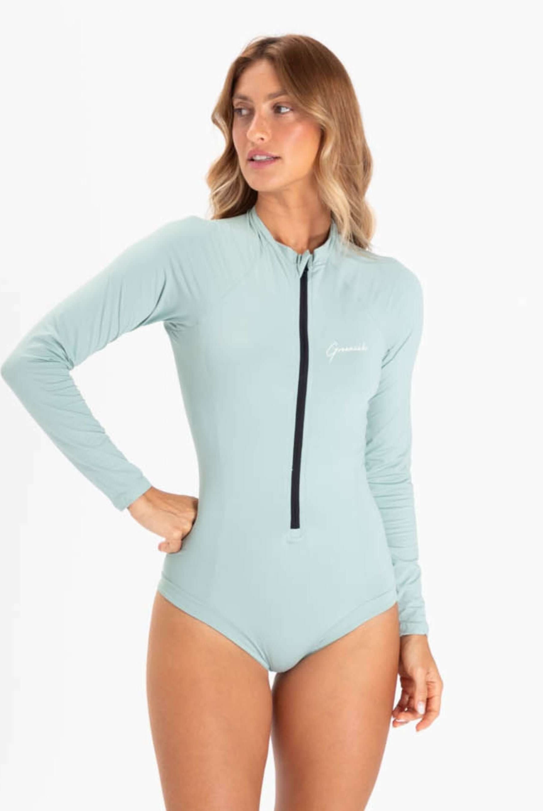 Maiô de banho Greenish em azul claro, com proteção UV, zíper frontal e mangas longas, ideal para esportes aquáticos.