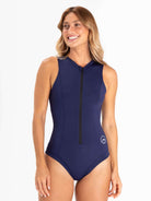 Maiô Stephanie Azul Marinho da Greenish, com zíper frontal e proteção UV 50+, ideal para esportes aquáticos.