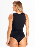 Maiô Stephanie preto da Greenish, com design sem mangas e recortes que valorizam a silhueta feminina.