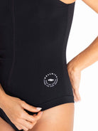 Maiô Stephanie da Greenish em preto, com recortes e zíper frontal, ideal para esportes e proteção UV 50+