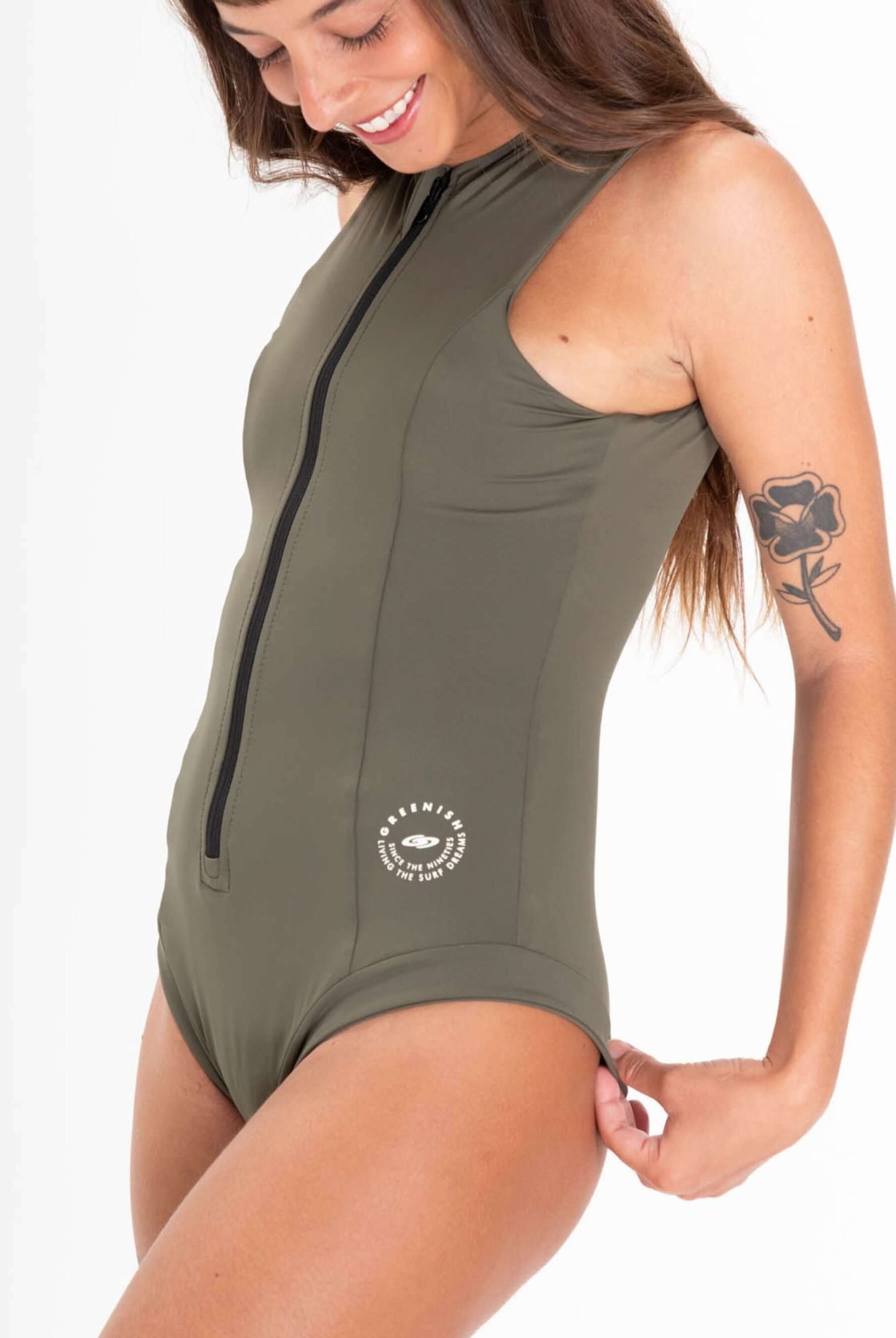 Maiô Stephanie verde da marca Greenish, com zíper frontal e design sem mangas, ideal para esportes aquáticos.